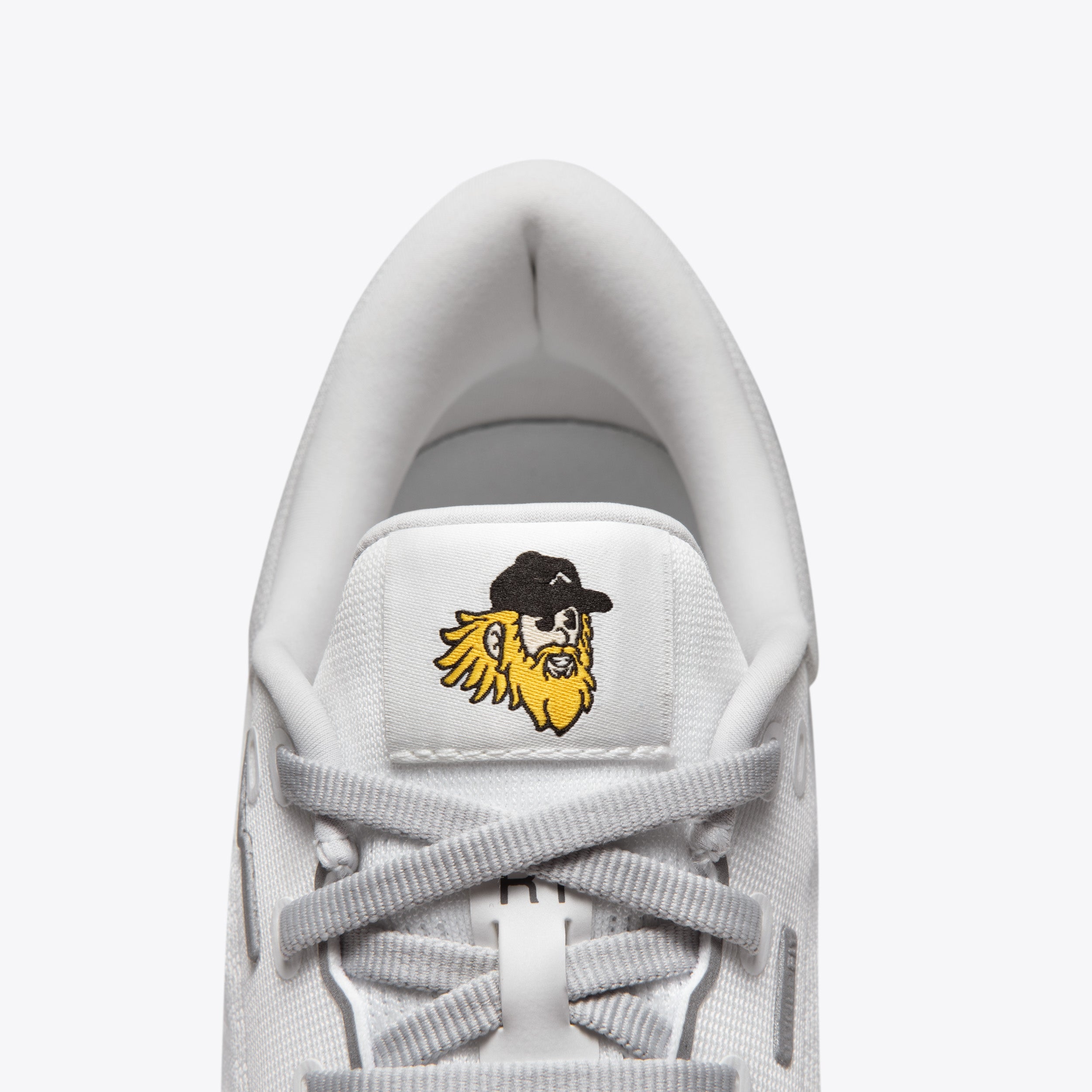 R1 Cam running shoe detail, logo on tongue #Color_cam