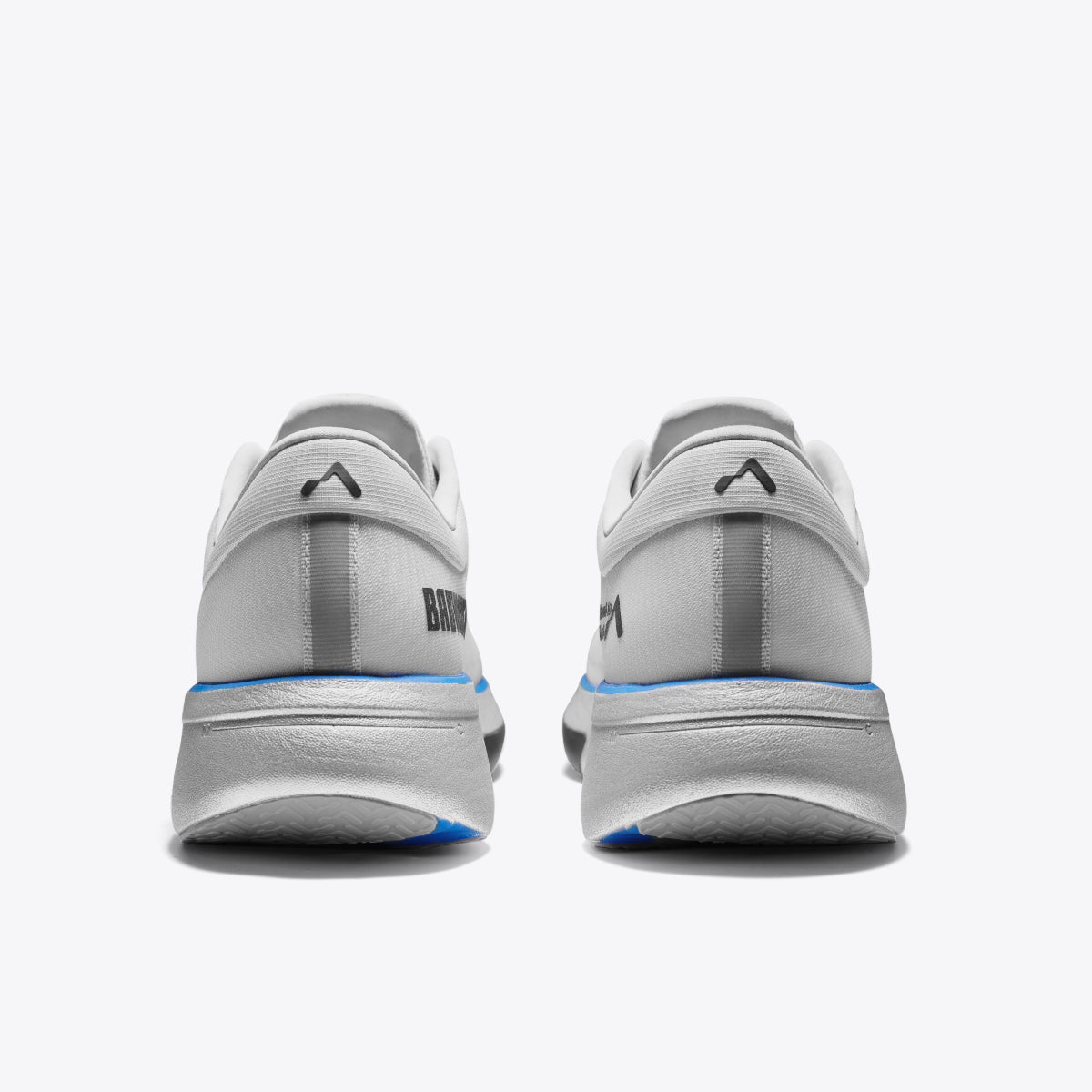 R135 ultra-marathon running shoe, white with blue accents. Lightweight and breathable design for optimal performance and comfort.