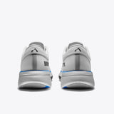R135 ultra-marathon running shoe, white with blue accents. Lightweight and breathable design for optimal performance and comfort.