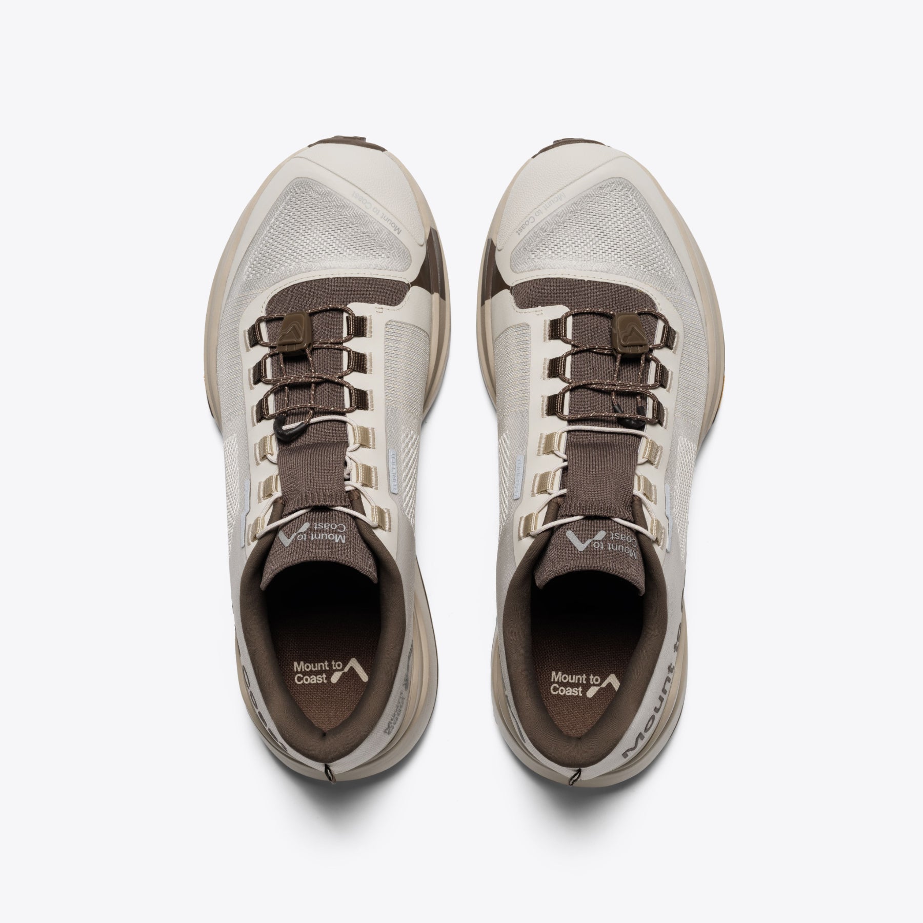Mount to Coast T1 trail running shoes, top-down view. Beige and brown colorway. Brand logo on the tongue and insole.
#Color_dune