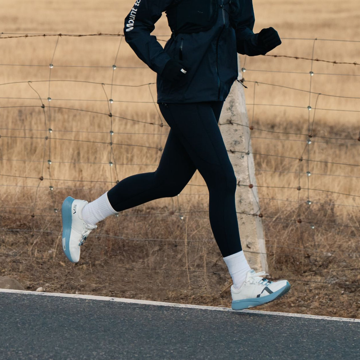 R1 road running shoe in action, white and light blue, LightCELL for ultramarathons. #Color_twilight
