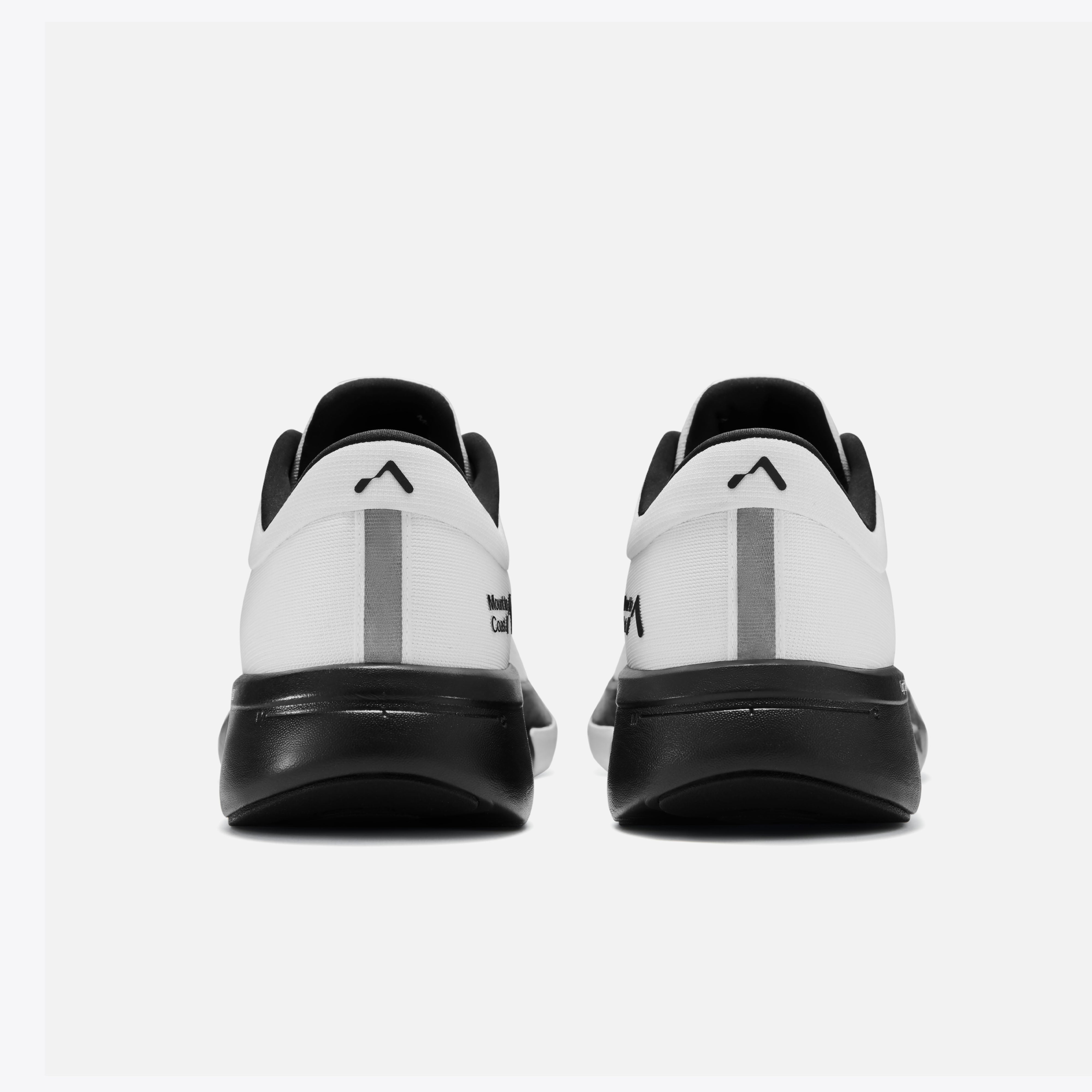 R1R white running shoes, rear view #Color_white|black