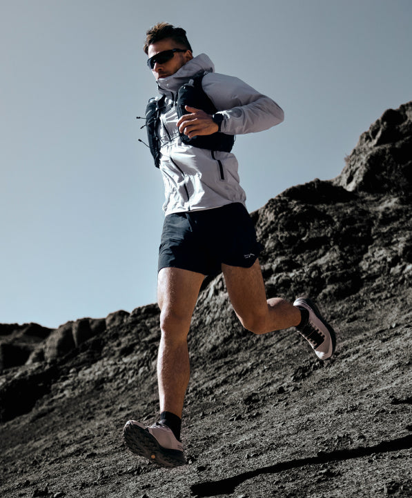 Runner sử dụng Mount to Coast T1 trên địa hình trail đá núi