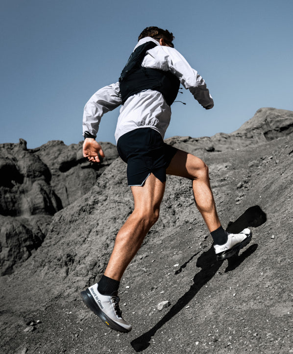 Runner mang Mount to Coast T1 khi leo dốc đá