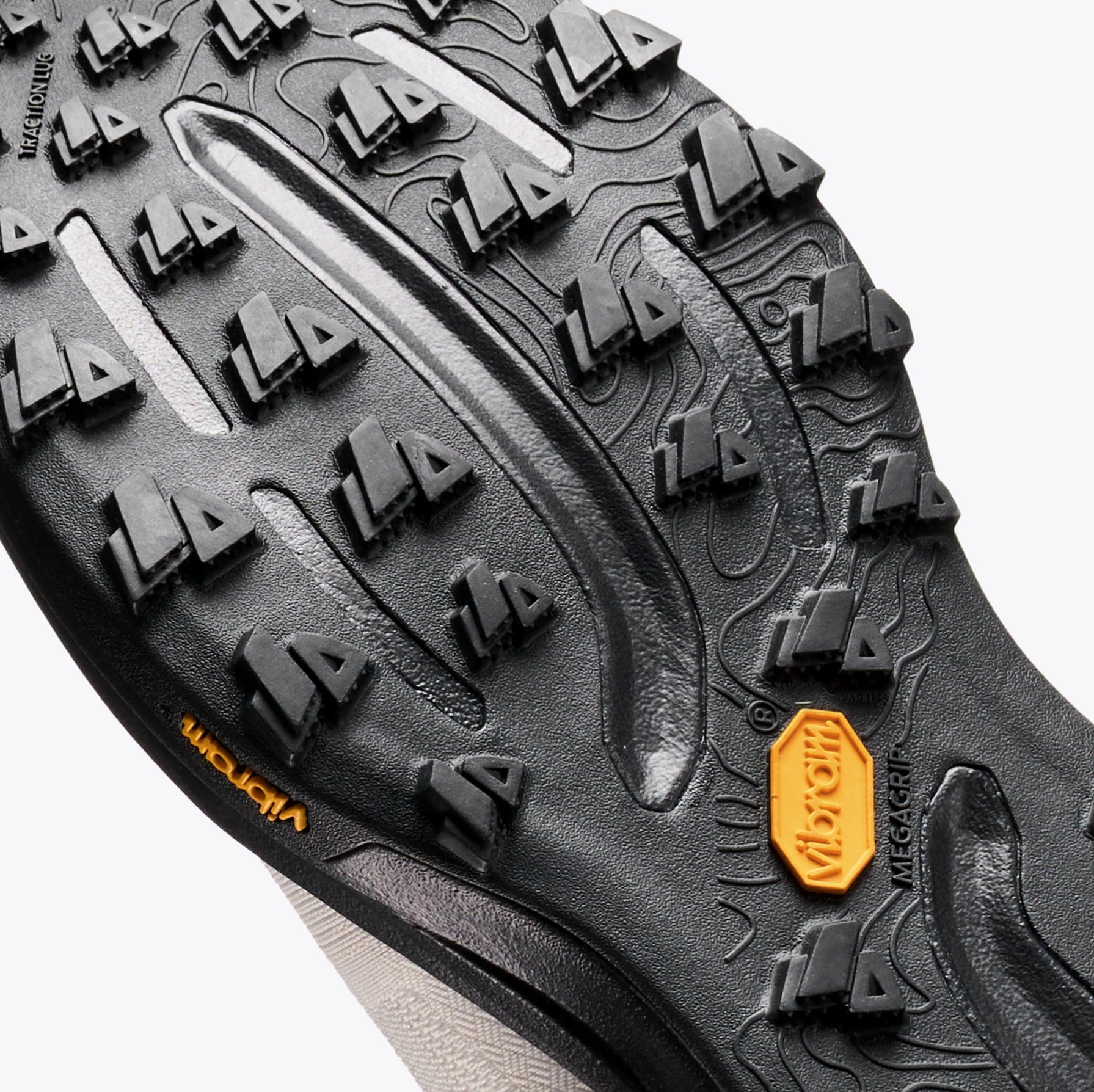 Cận cảnh outsole Vibram và lug của Mount to Coast T1